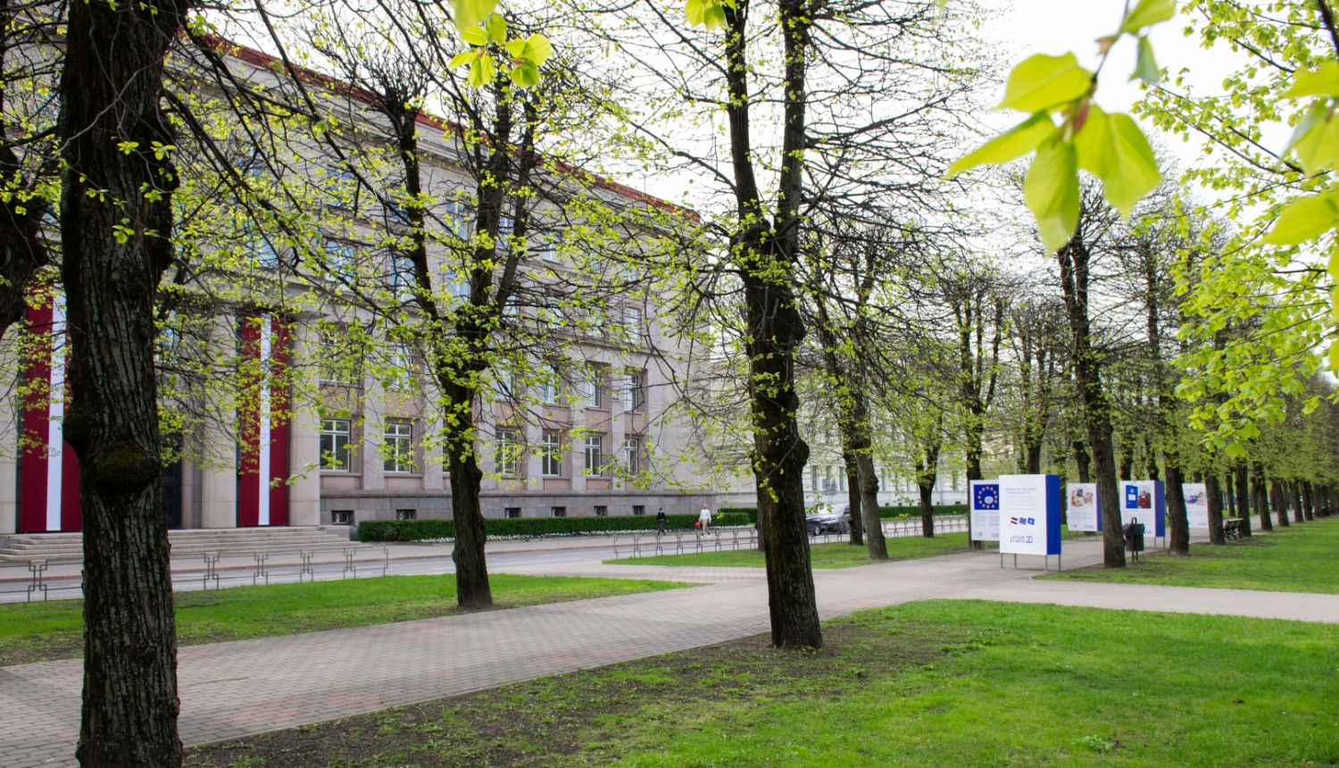 Karikatūrista kods – mīti un patiesība par Latvijas dalību ES un NATO - izstāde liepu alejā pretī Ministru kabineta ēkai