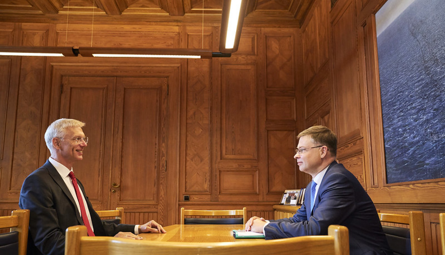 Foto: Ministru prezidents Krišjānis Kariņš un Eiropas Komisijas priekšsēdētājas izpildvietnieks Valdis Dombrovskis