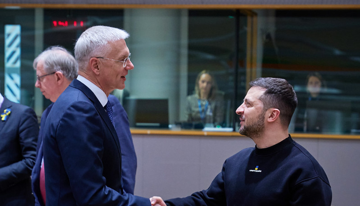 Krišjānis Kariņš sasveicinās ar Ukrainas prezidentu Volodomiru Zelenski