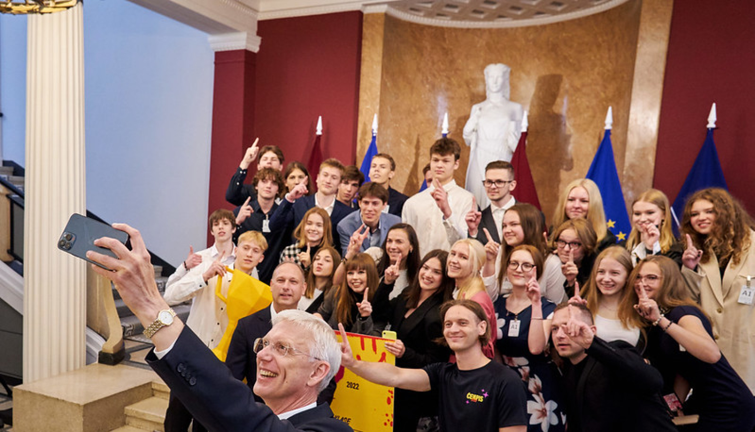 Ministru prezidents Krišjānis Kariņš sveic Zelta zivtiņas čempionāta uzvarētājus