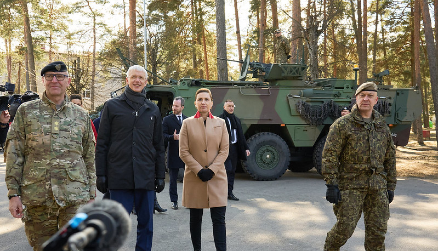Ministru prezidents Krišjānis Kariņš un Dānijas premjerministre Mete Frederiksena Ādažu militārajā bāzē