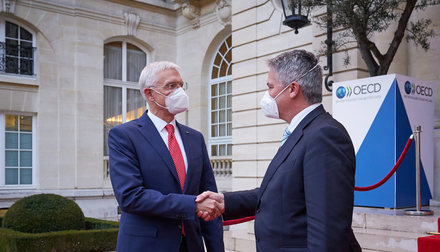 Ministru prezidents Krišjānis Kariņš  ar Ekonomiskās sadarbības un attīstības organizācijas (OECD) ģenerālsekretāru Matiasu Kormanu 