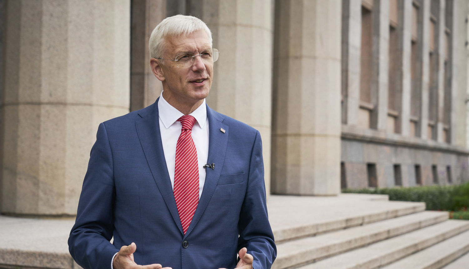 Krišjānis Kariņš pie Ministru kabineta ēkas