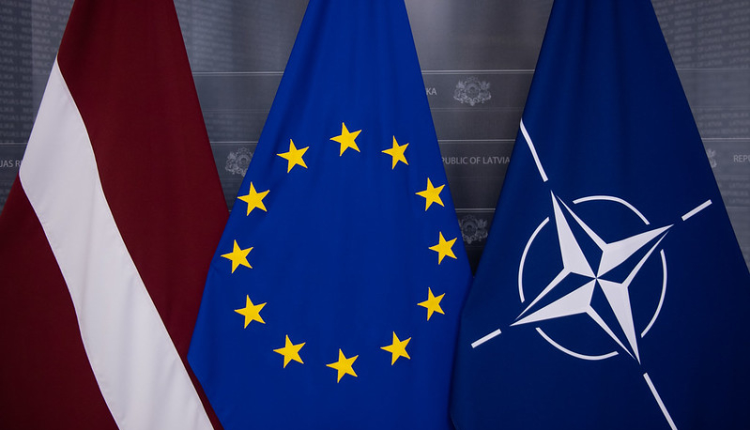 Latvijas, Eiropas Savienības un NATO karogi