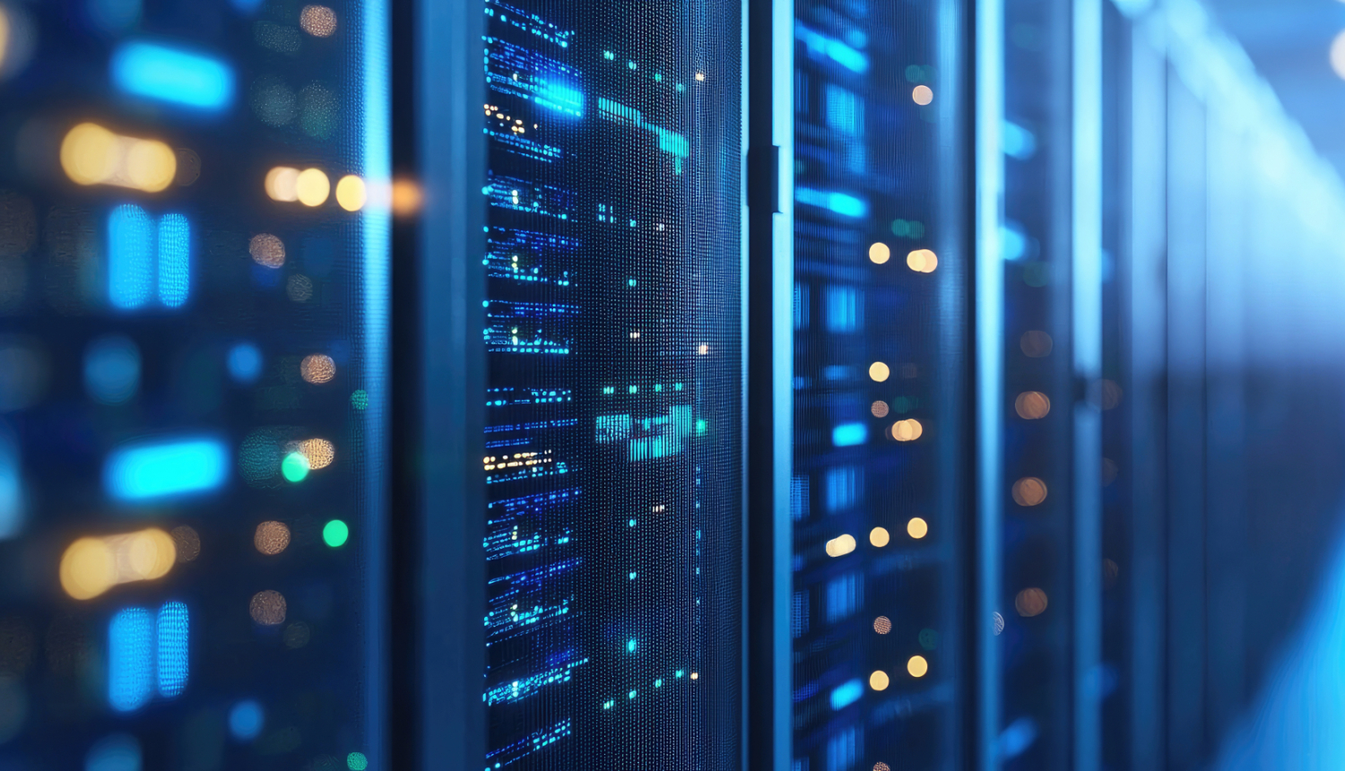 Serveru iekārtas ar zilām un dzeltenām gaismām