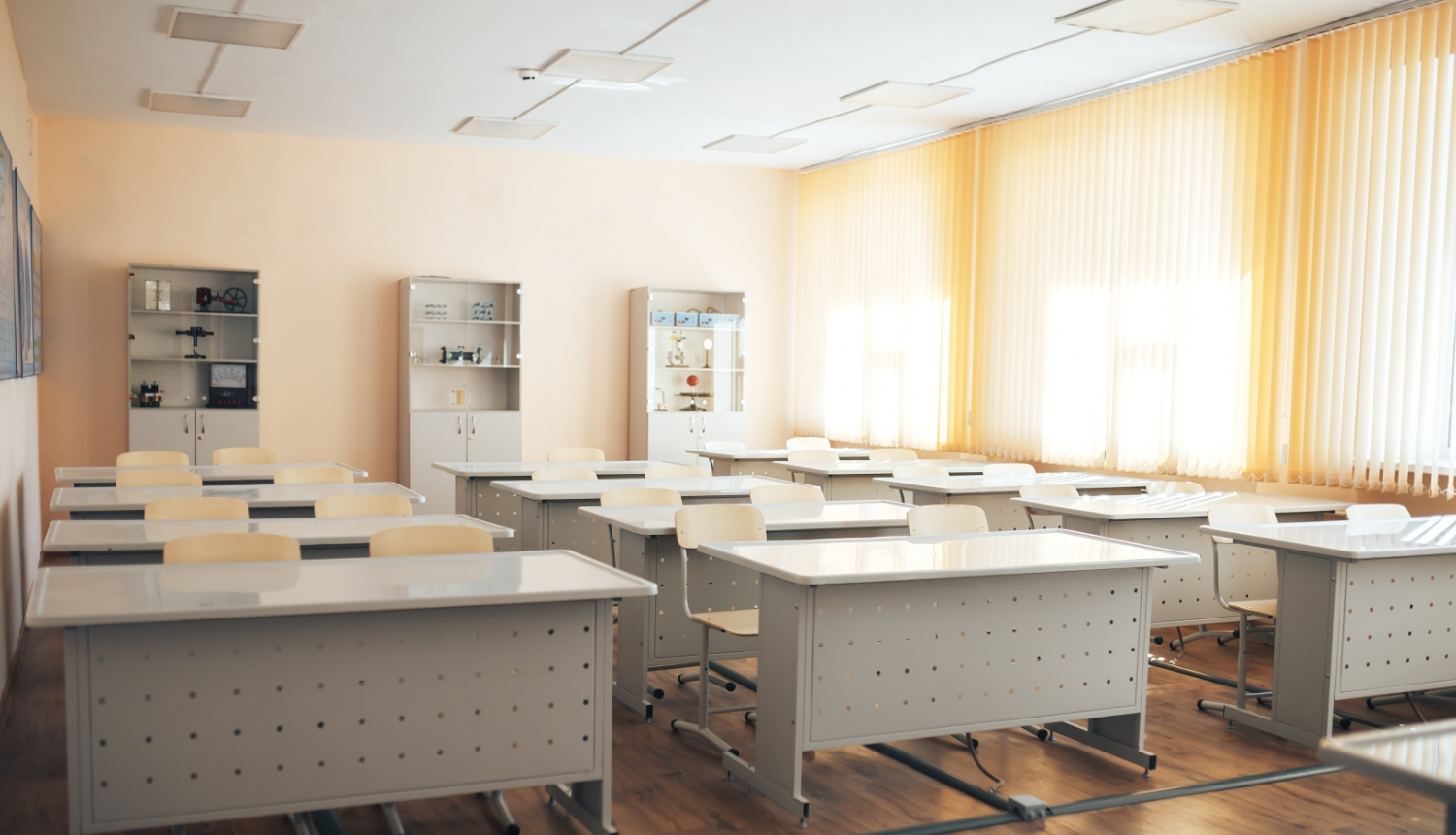Tukša klases telpa ar galdiem un krēsliem