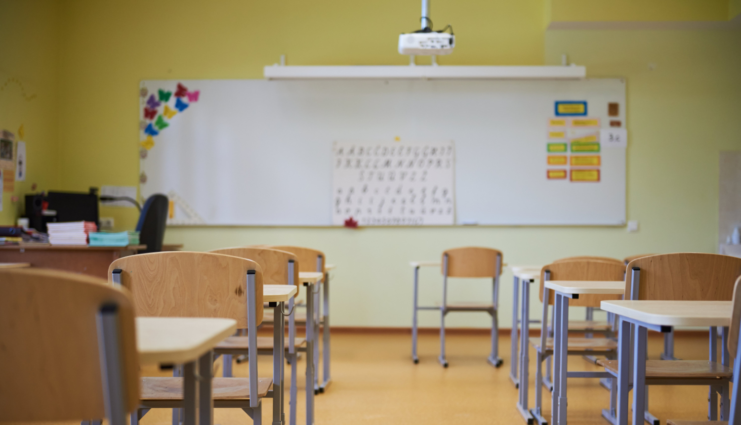 Skolas klase - galdi, krēsli un balta tāfele