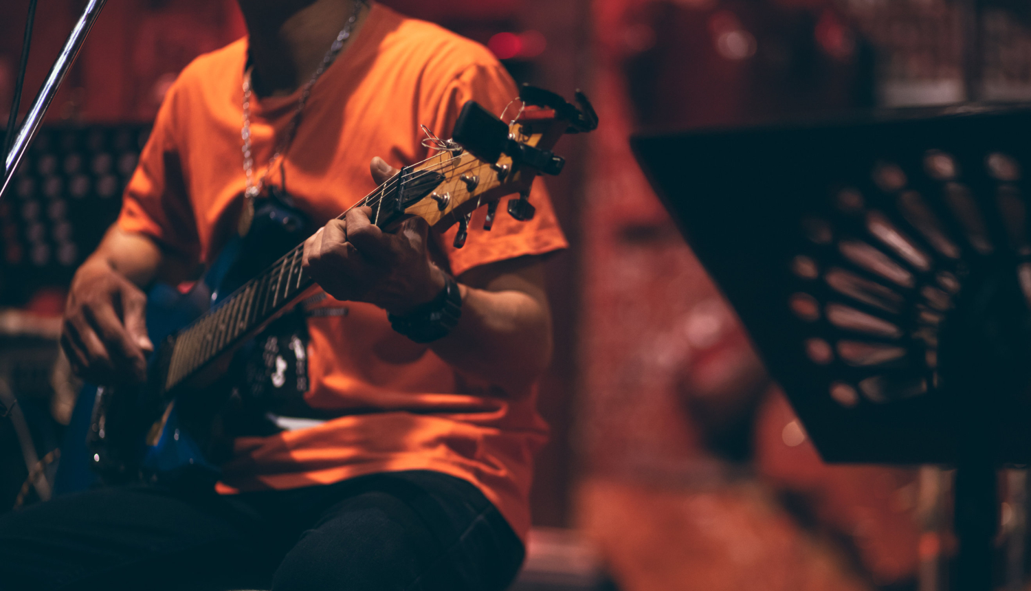 Vīrietis uz skatuves spēle ģitāru