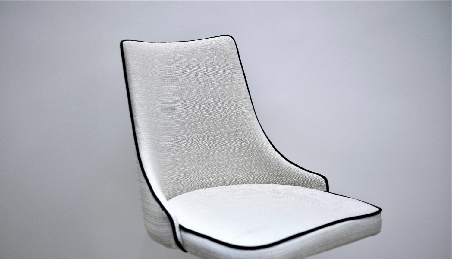 ilustratīvs attēls: tukšs krēsls; avots: unsplash.com