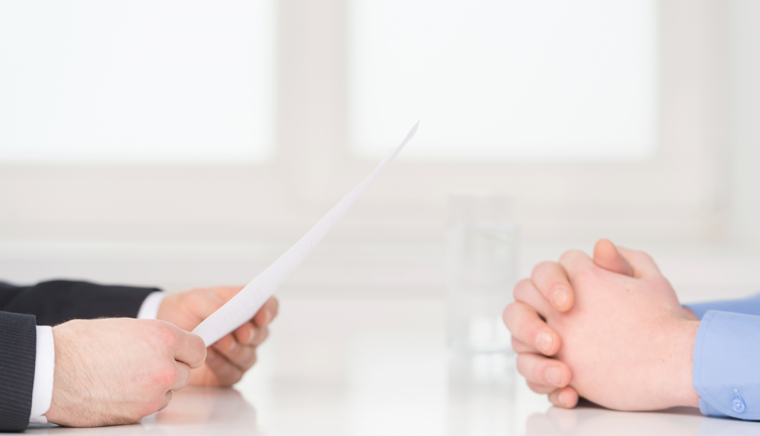 2 cilvēki sēž viens otram pretī