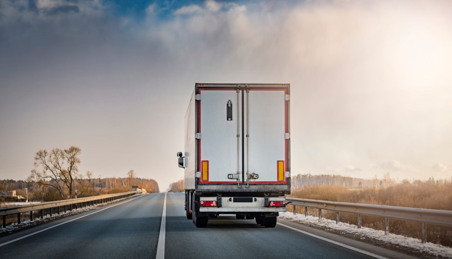 Kravas auto uz lielceļa