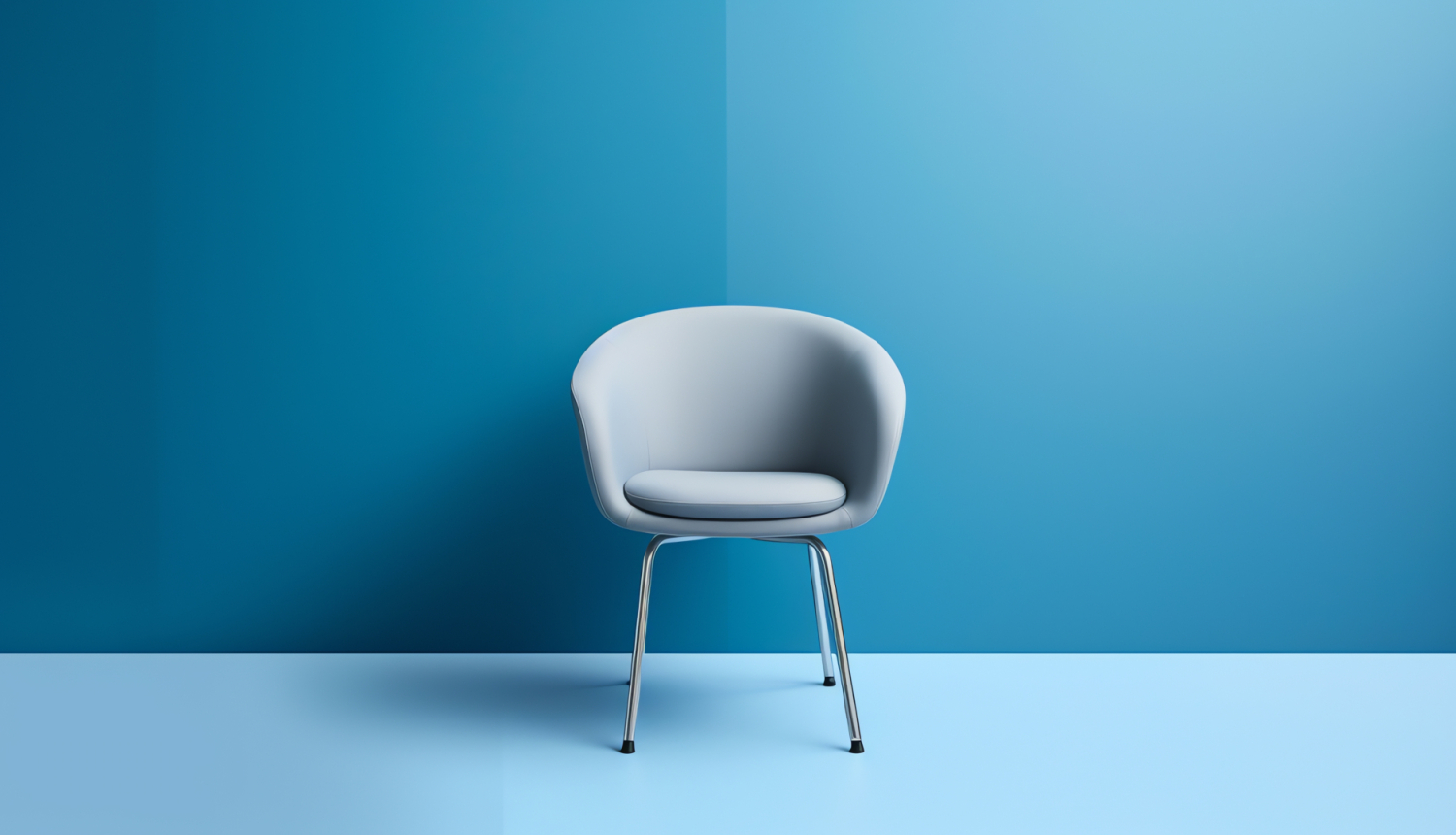 Foto ar krēslu uz zila fona
