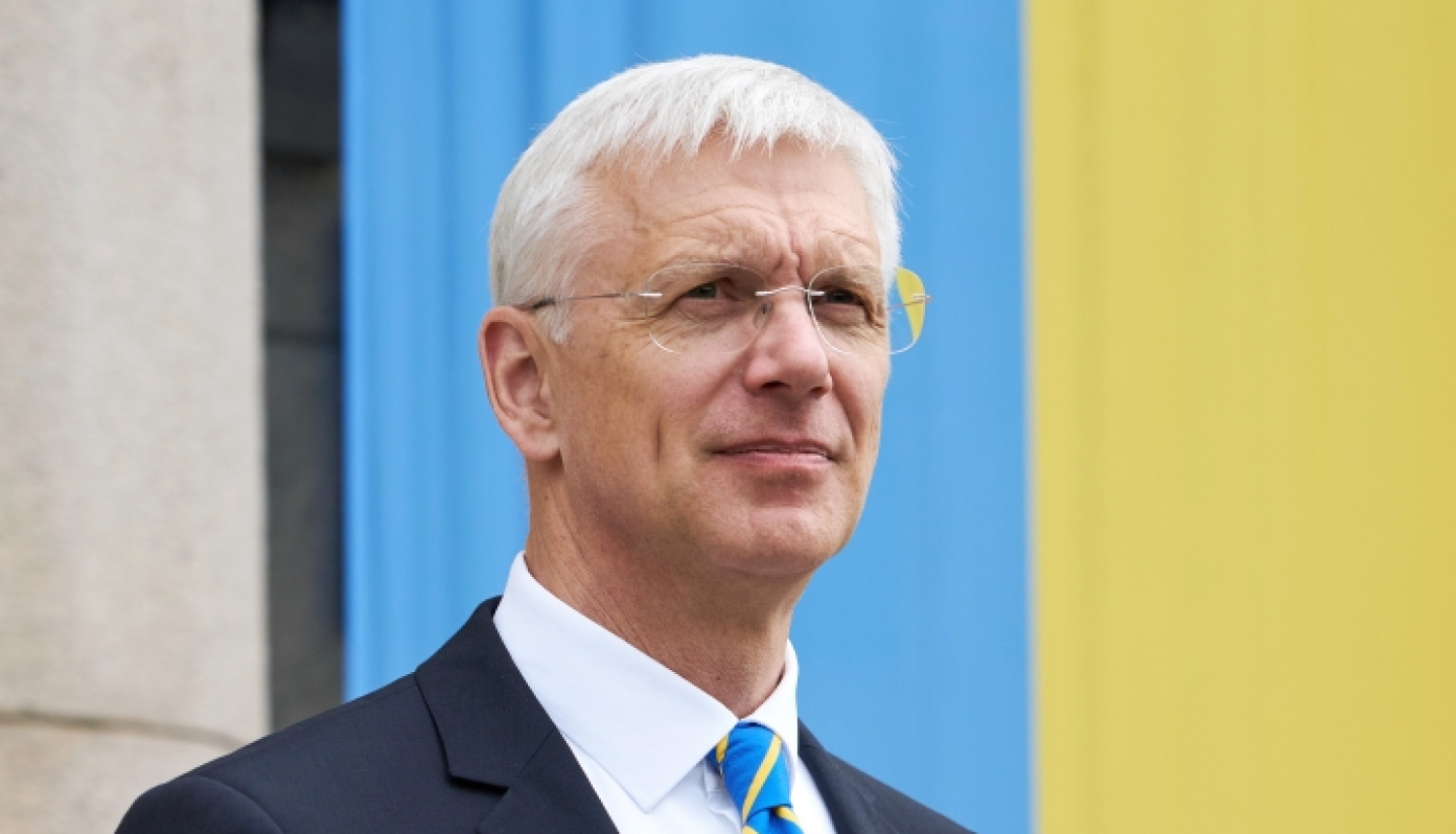 Kariņš pie valdības ēkas