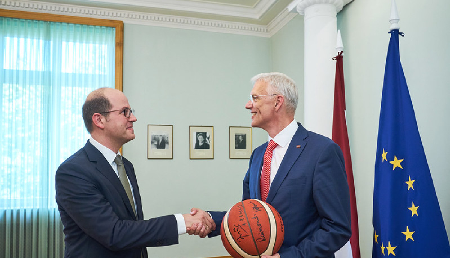 Ministru prezidents Krišjānis Kariņš tiekas ar Starptautiskās Basketbola federācijas (FIBA) ģenerālsekretāru Andreasu Zagkli (Andreas Zagklis).