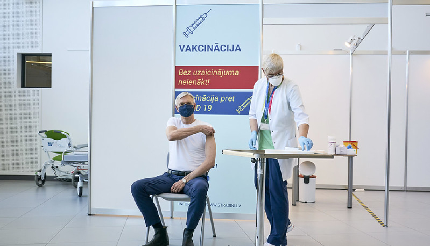 Krišjānis Kariņš saņem Covid-19 vakcīnu