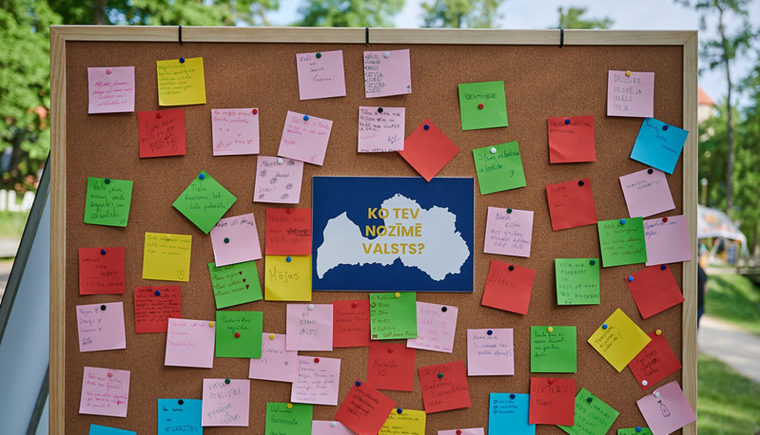 Stends festivālā LAMPA ar līmlapiņām, kur iedzīvotāji atbildējuši uz jautājumu "Ko Tev nozīmē valsts?"