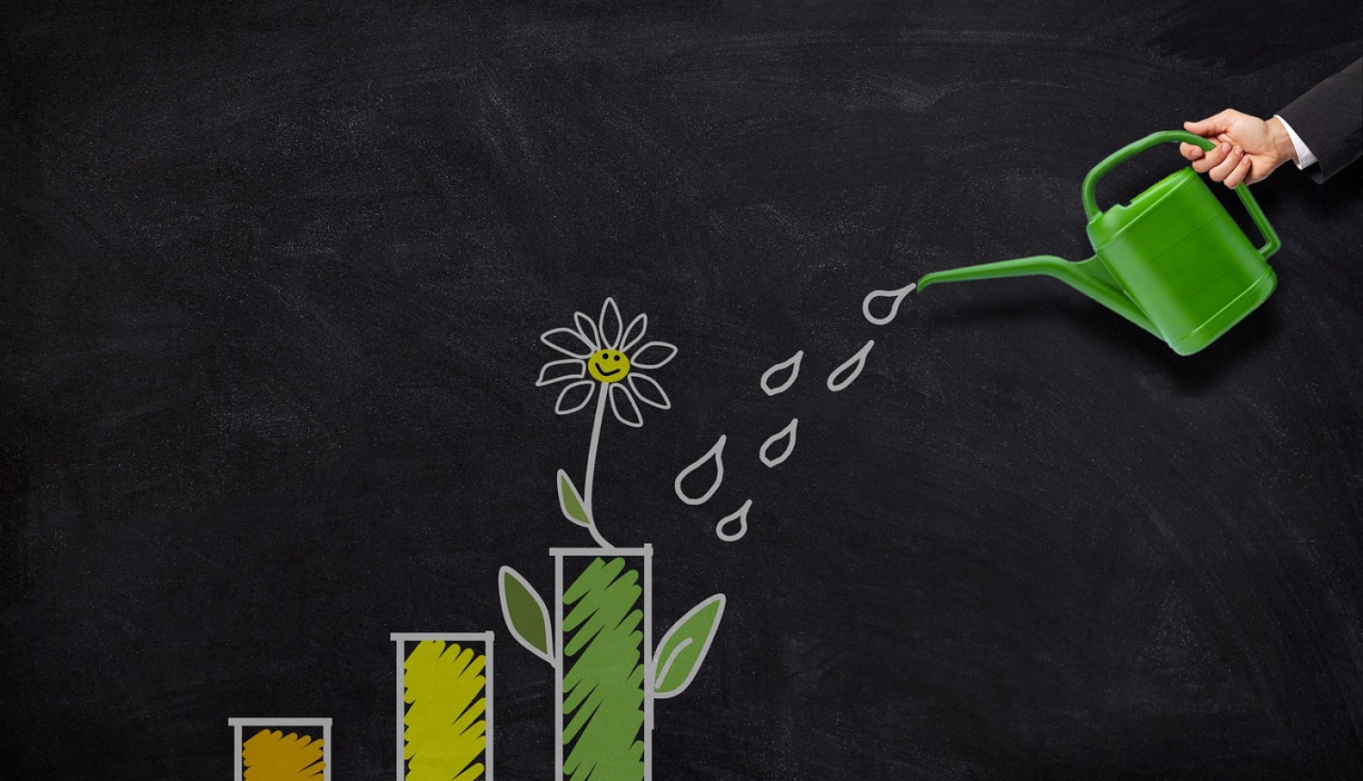 Tāfele fonā. Cilvēka roka tur zaļu lejkannu un aplej uzzīmētu ziedu zaļā podiņā. Ilgtspējas koncepts. 