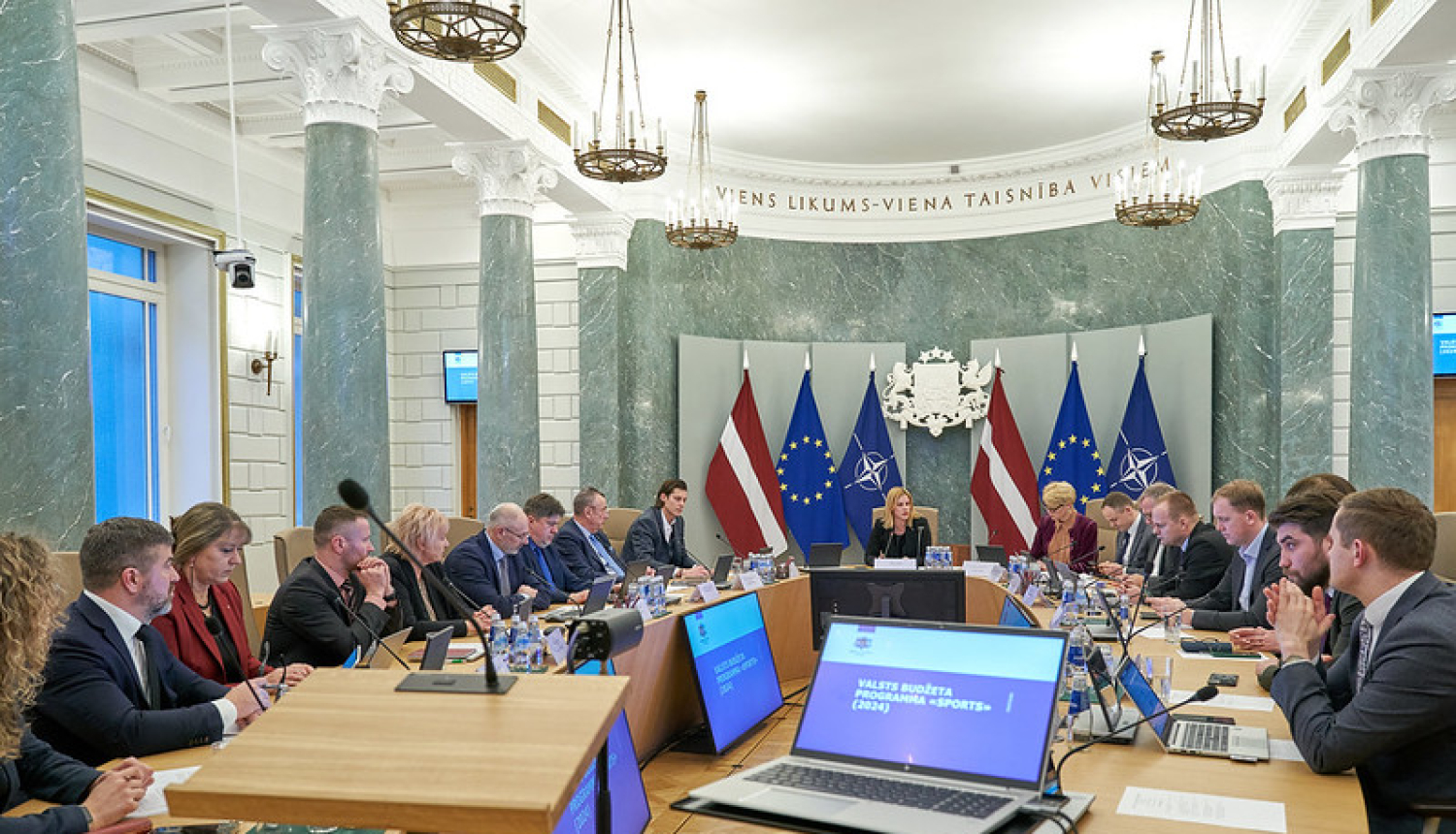 Ministru prezidente  vada Latvijas Nacionālā sporta padomi Ministru kabinetā. Ap galdu sēž visi padomes dalībnieki.