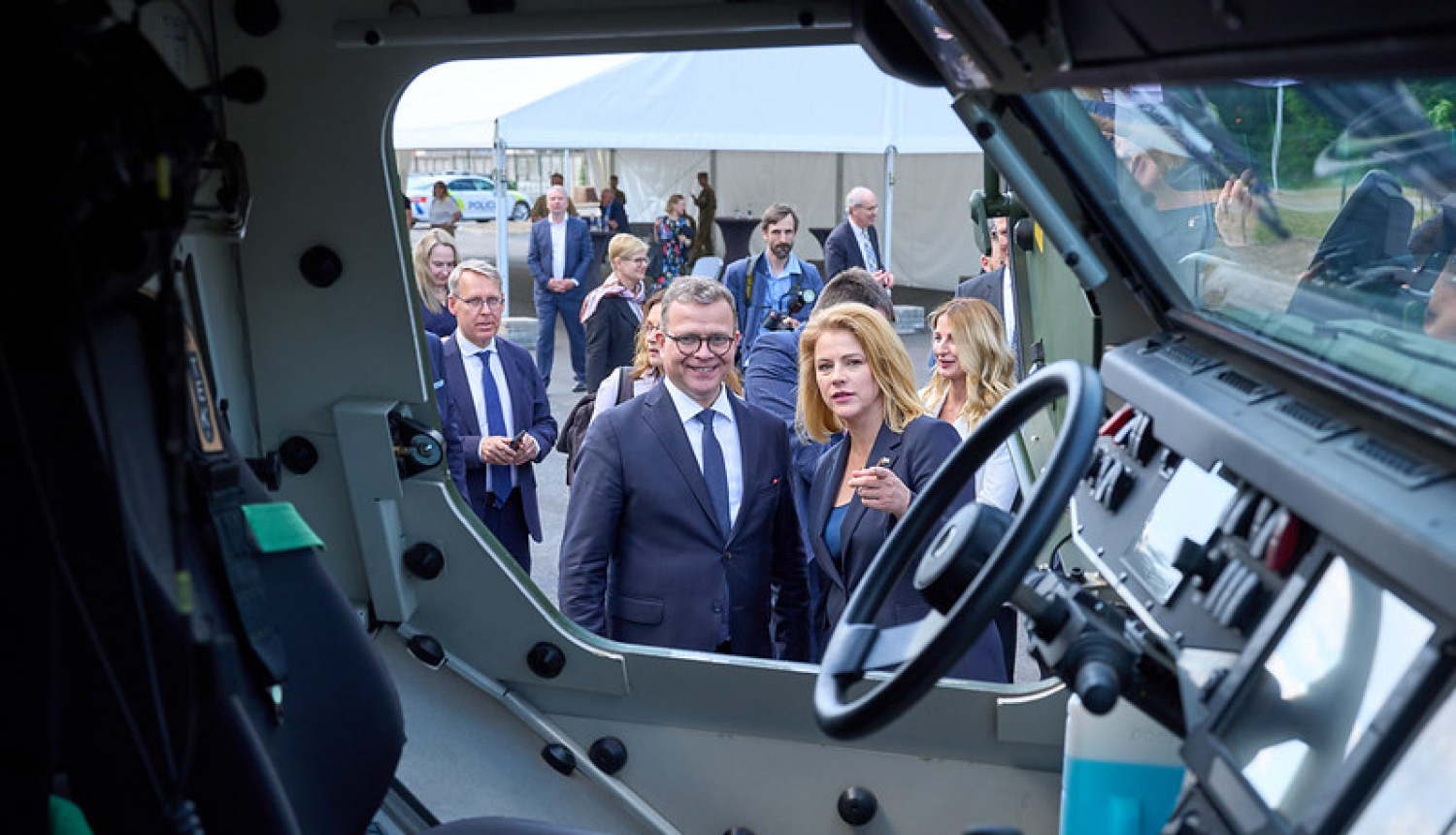 Ministru prezidente Evika Siliņa kopā ar Somijas premjerministru Peteri Orpo pie Patria bruņumašīnas, Valmierā. 