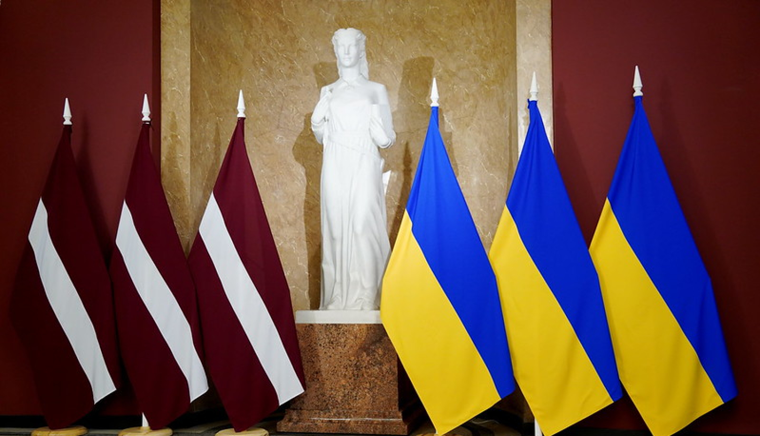 Latvijas un Ukrainas karogi Ministru kabinetā pie skulptūras "Taisnība", 1.stāva vestibilā