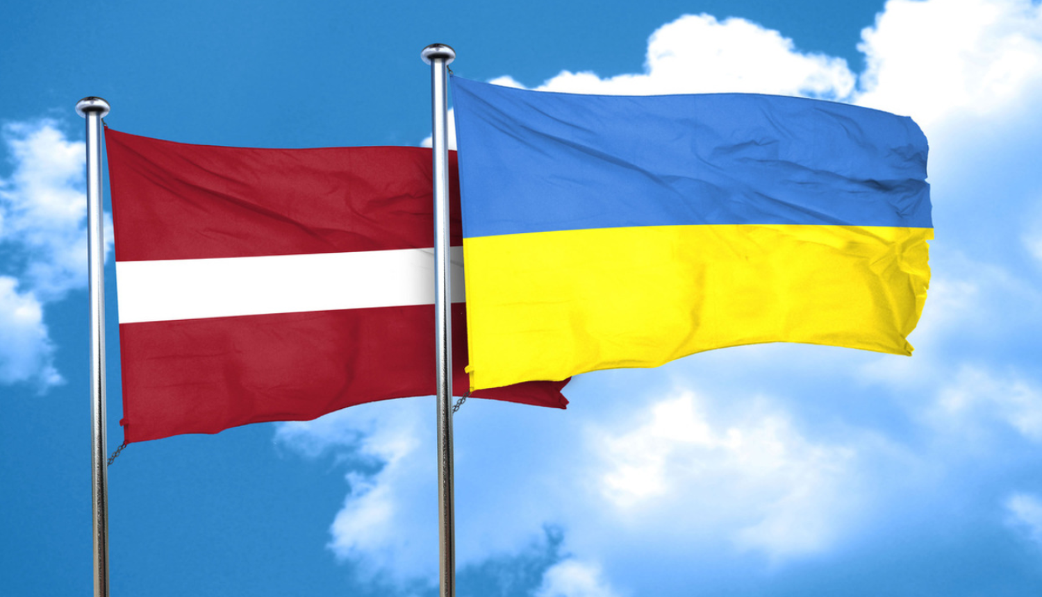 Latvijas un Ukrainas karogi