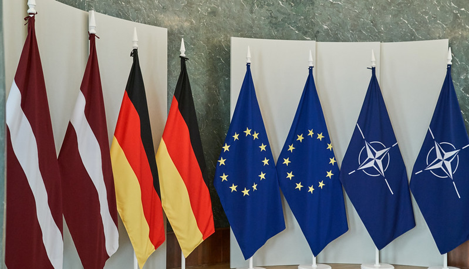 Latvijas, Vācijas, Eiropas Savienības un NATO karogi
