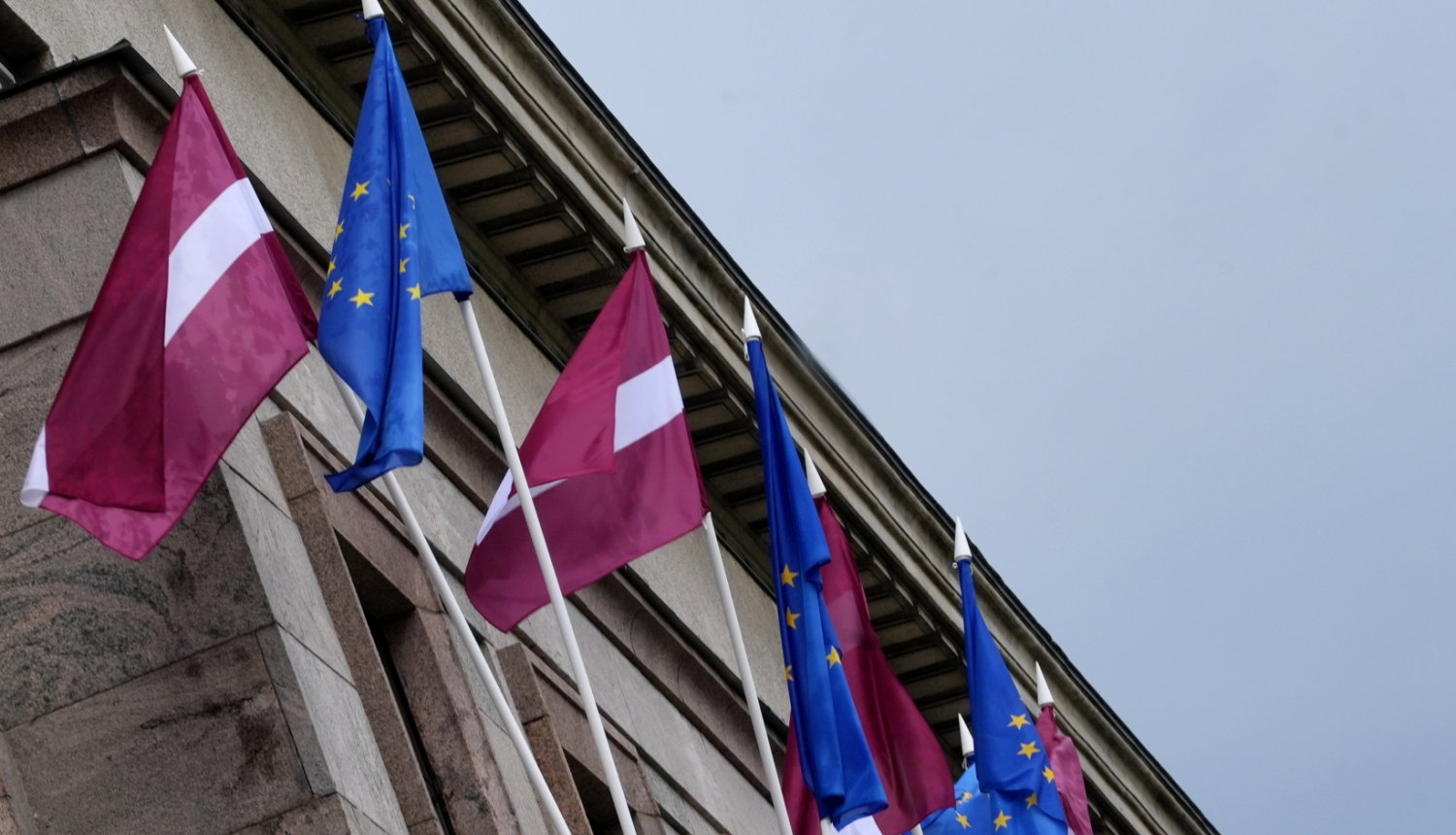 Latvijas un Eiropas Savienības karogi pie Ministru kabineta ēkas