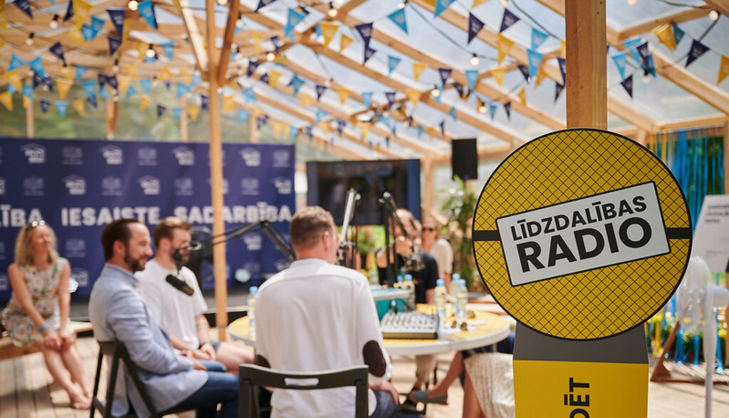 Foto no festivāla LAMPA. Uzraksts "Līdzdalības radio"