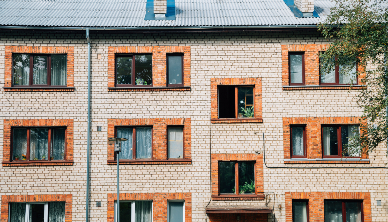 Trīsstāvīgs daudzdzīvokļu nams