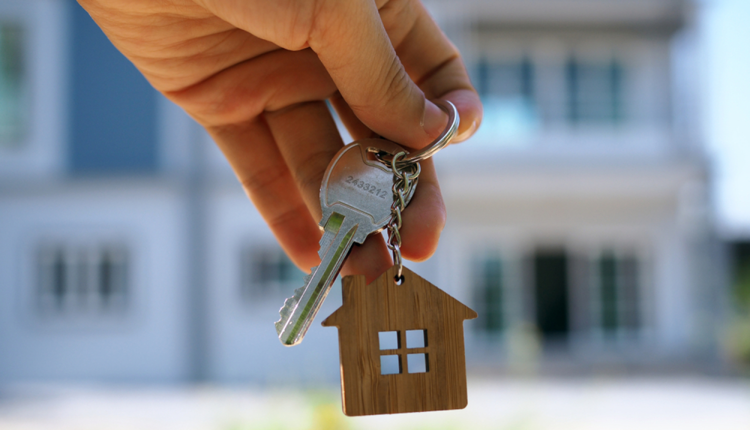 Jauna mājokļa atslēgas ar piekariņu mājas formā