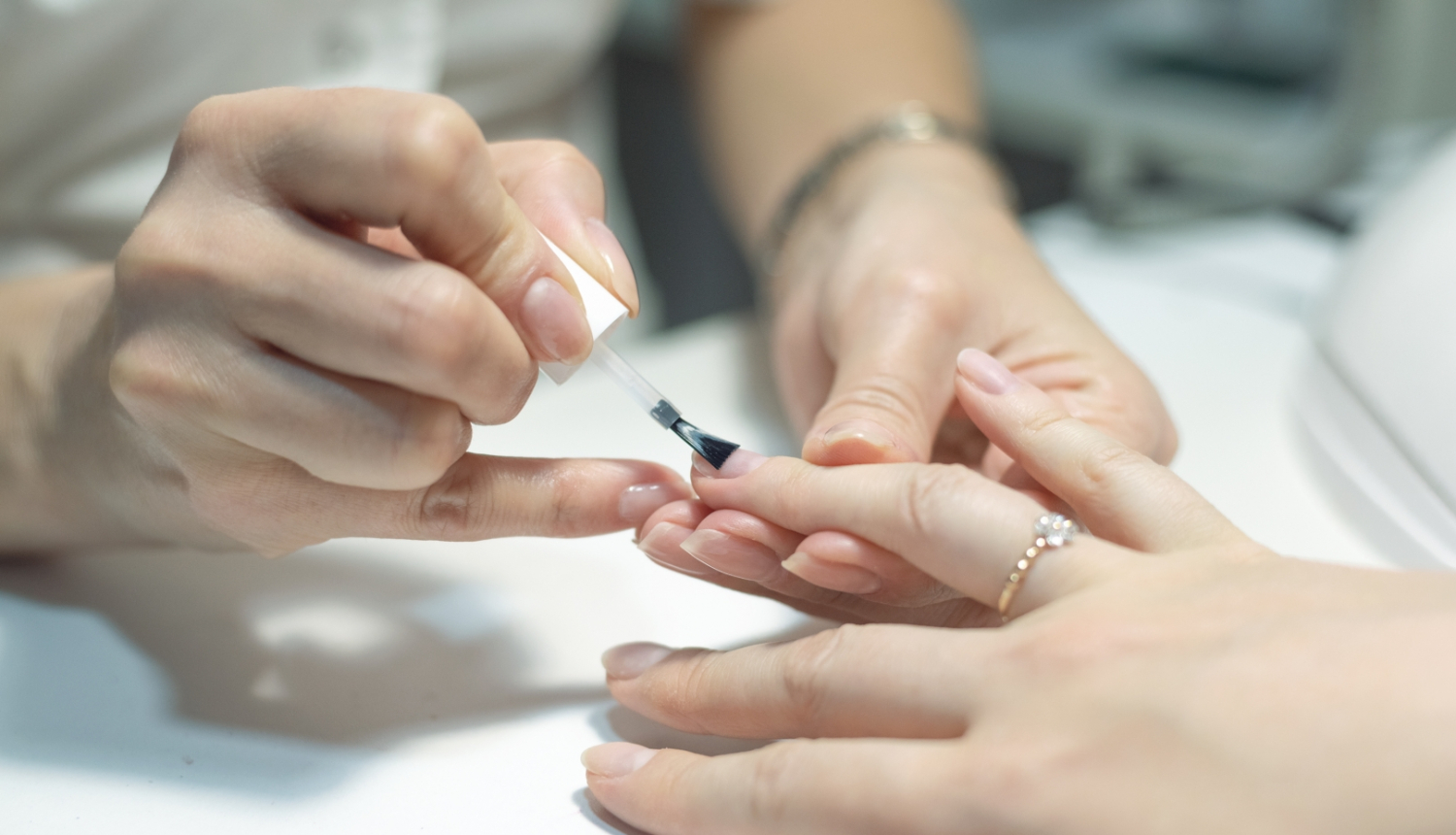 ilustratīvs attēls: meistare veic manikīru; avots: 123rf.com