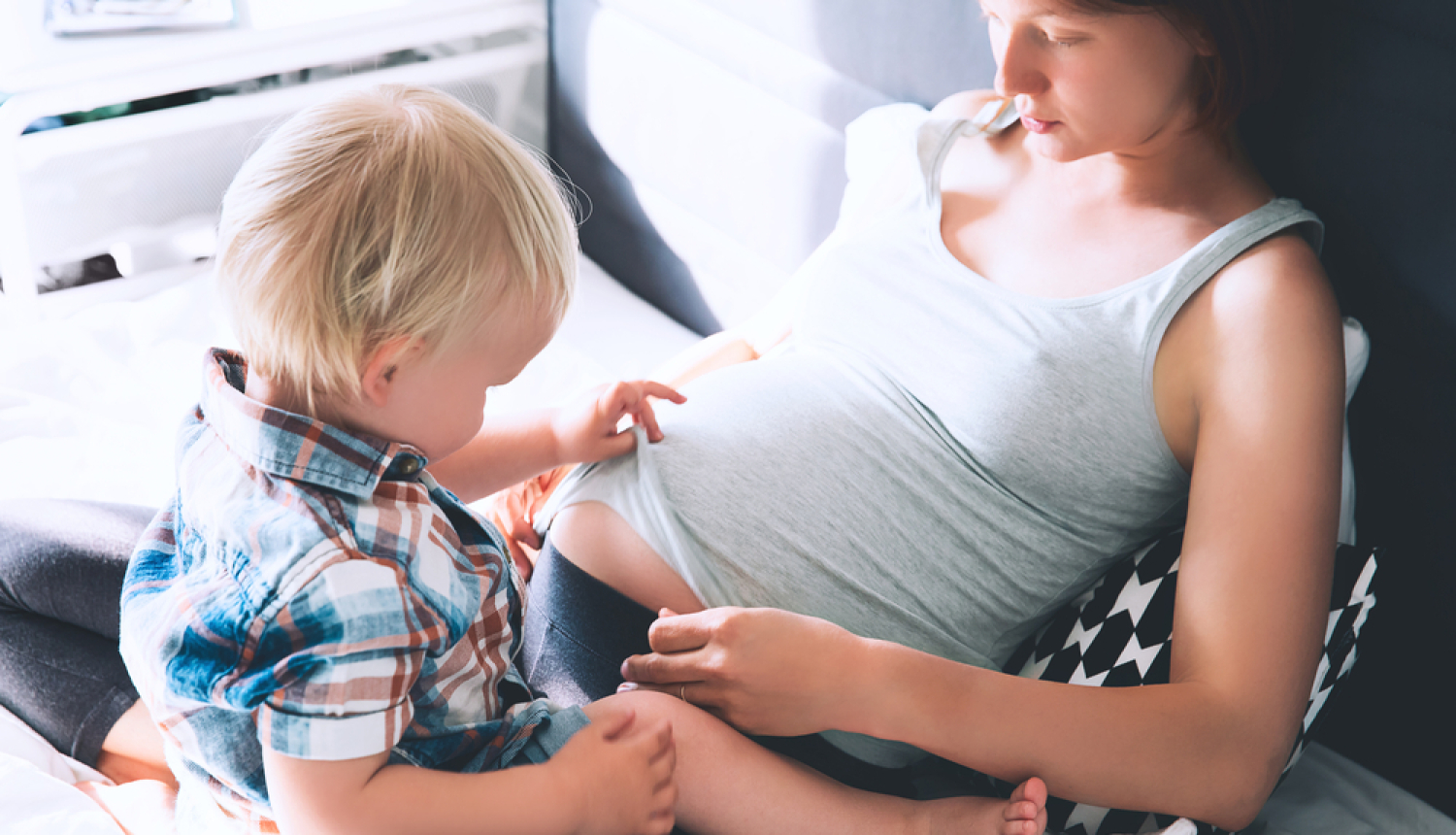 Grūtniece ar mazu puisīti