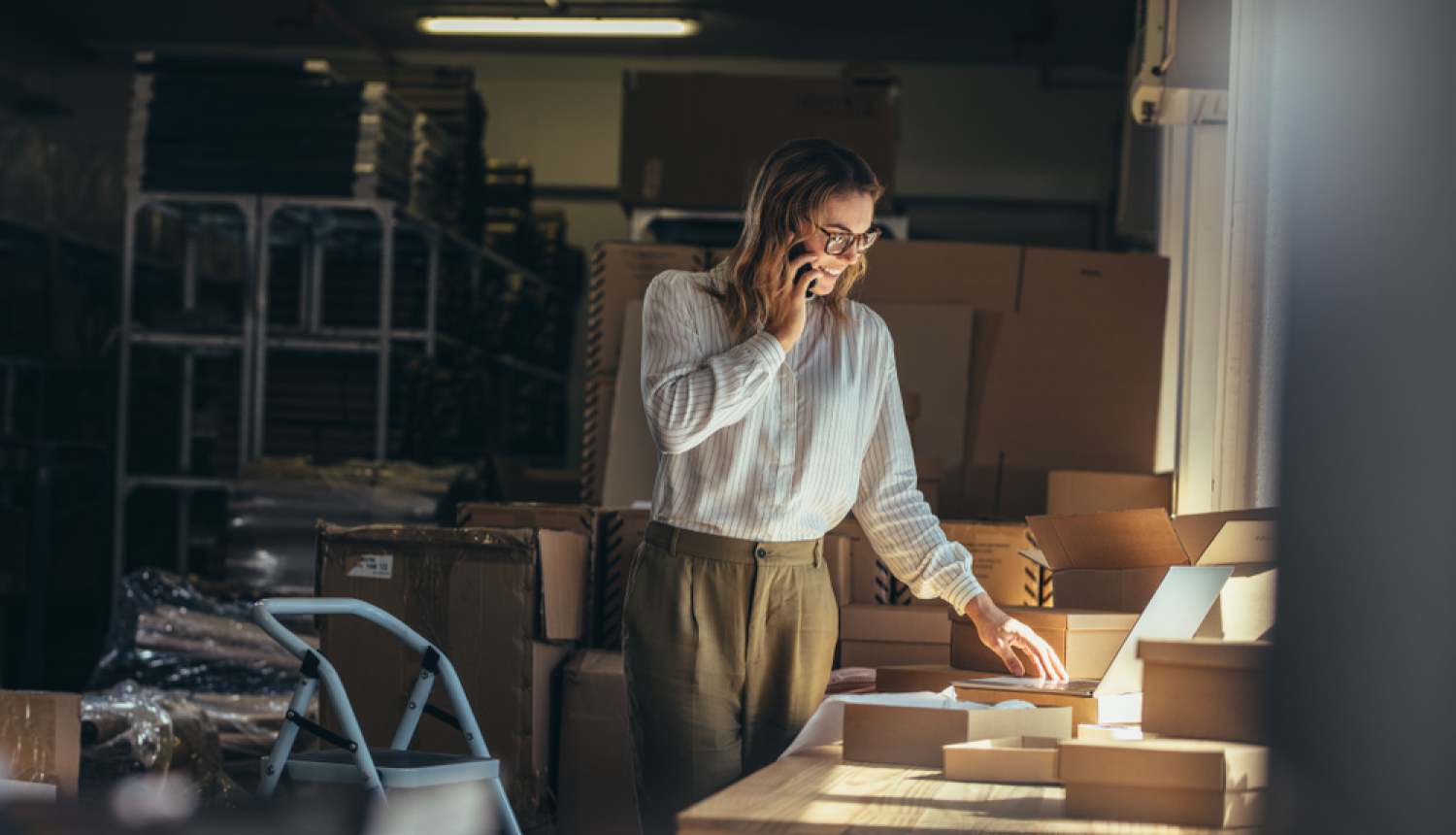 Sieviete runā pa telefonu