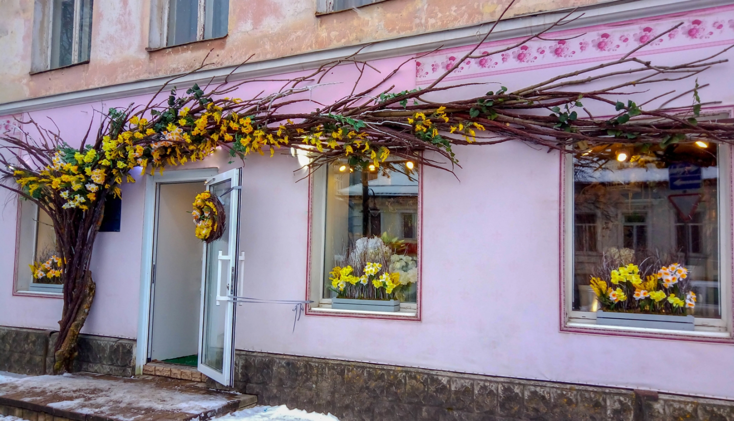 Mazs veikals izrotāts ar dzelteniem ziediem