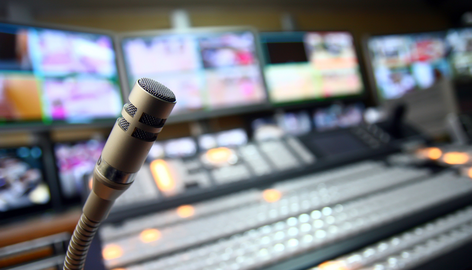 Mediju studija. Skaņu pultis un ekrāni. 