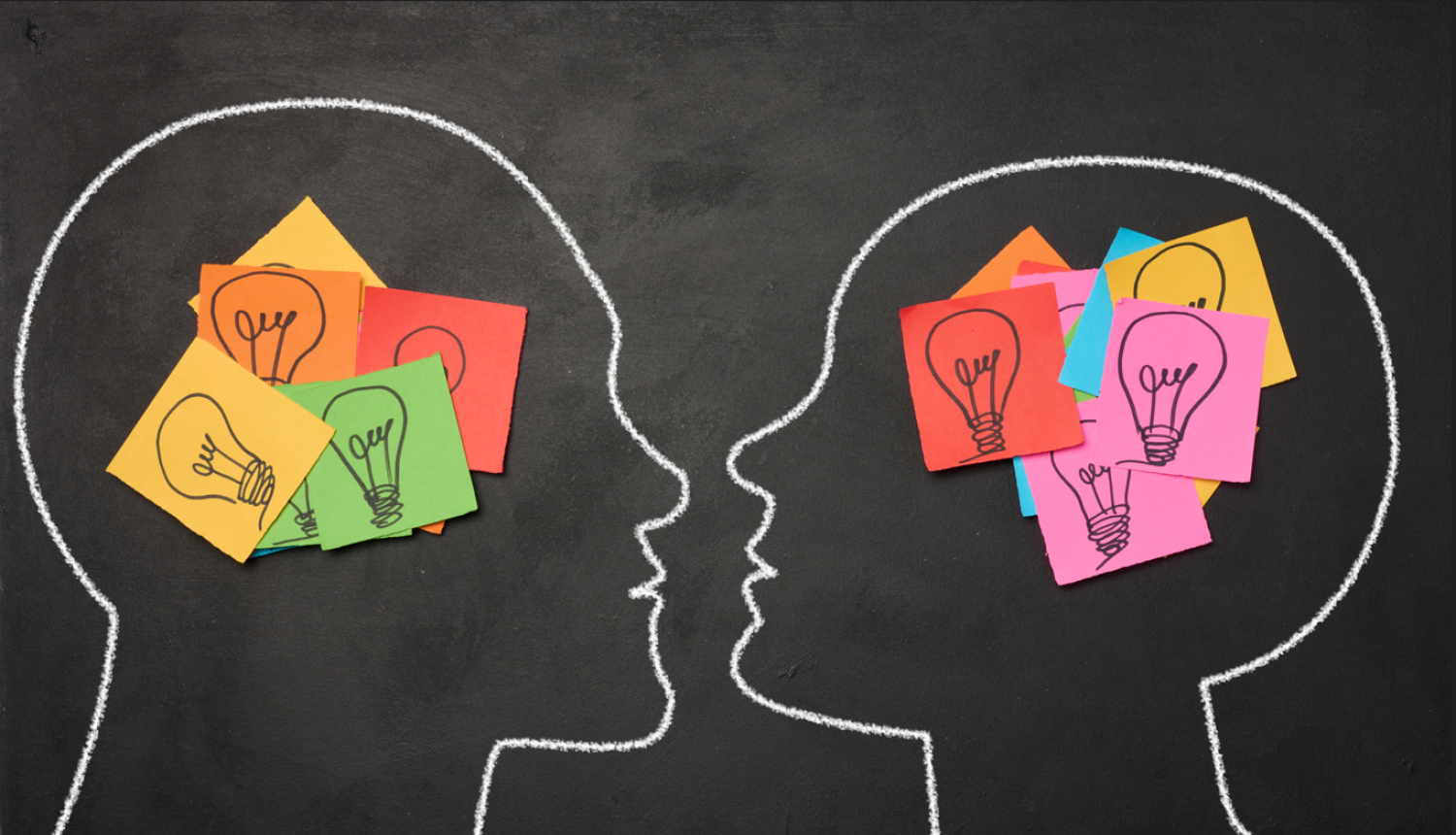 Divu galvu kontūras uz tāfeles, kas vērstas viena pret otru. Katrā galvā ir krāsaini līmlapiņām līdzīgi kvadrāti ar spuldzīšu zīmējumiem, simbolizējot ideju apmaiņu vai domu apmaiņu starp diviem cilvēkiem