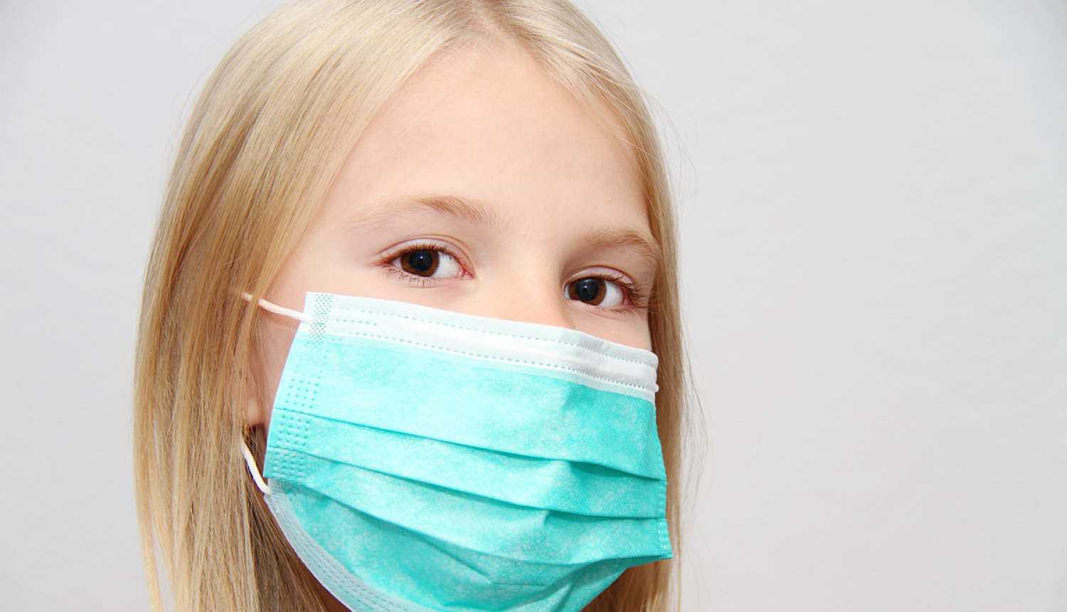 Meitene ar sejas masku