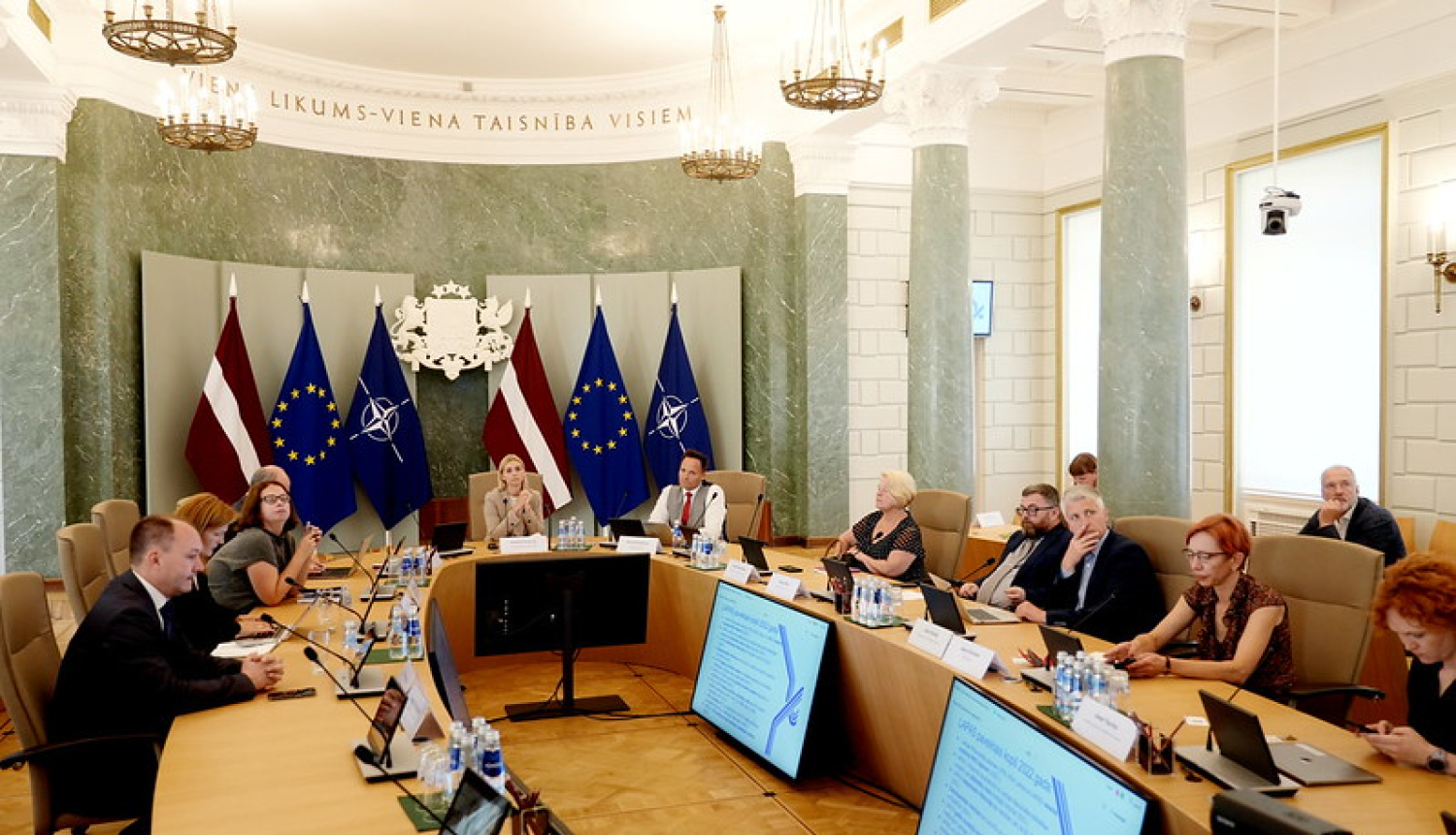 Foto no Memoranda padomes sēdes. Dalībnieki pie sēžu galda MK sēžu zālē. 