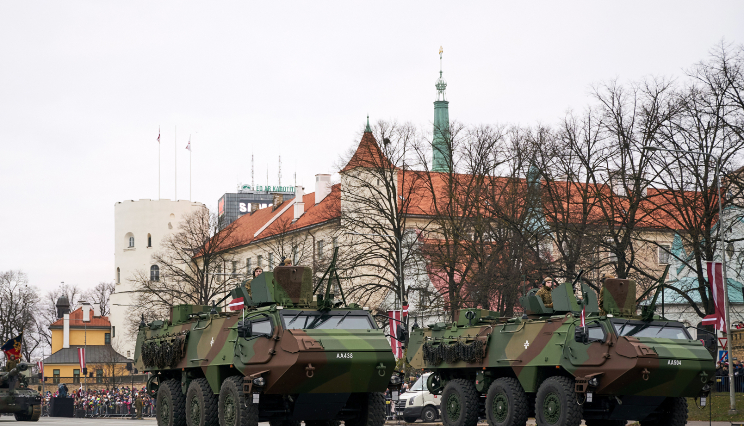 Bruņumašīnas piedalās militārajā parādē 11. novembra krastmalā pie Rīgas pils