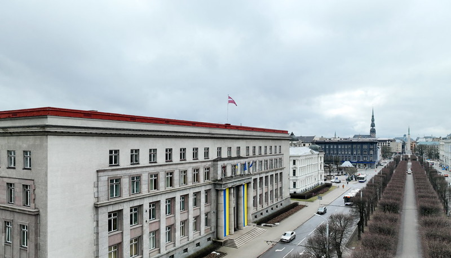 Ministru kabineta ēka ar Ukrainas karogiem