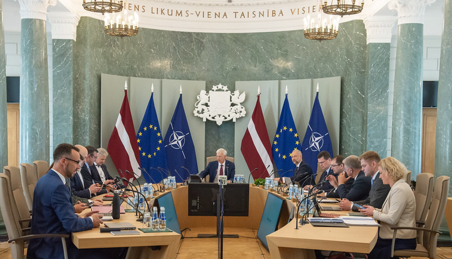 Ministru prezidents un ministri sēžu zālē