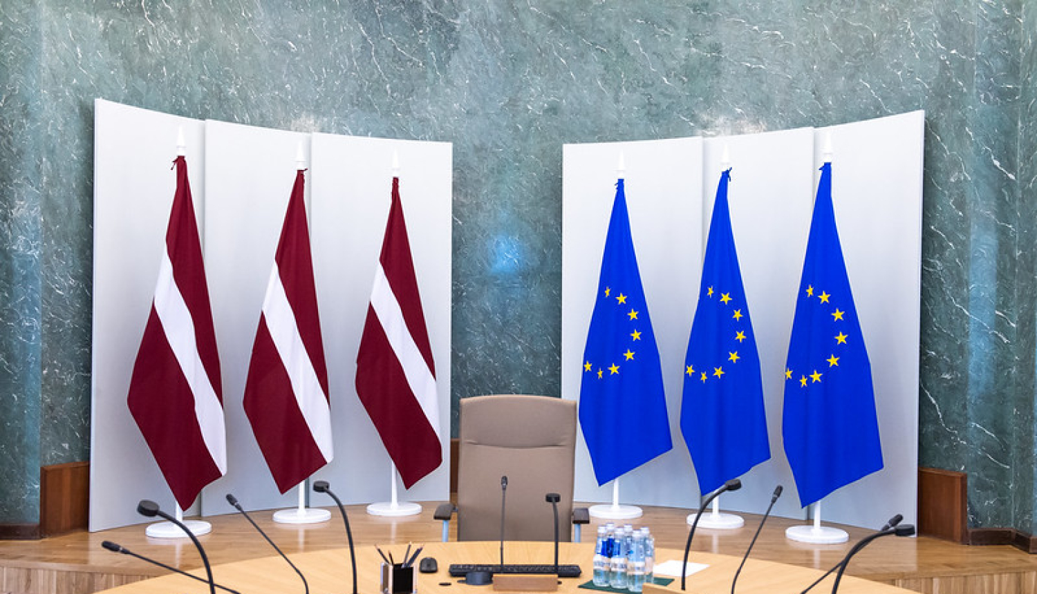 Foto: Ministru kabineta zaļā zāle ar Latvijas un ES karogiem