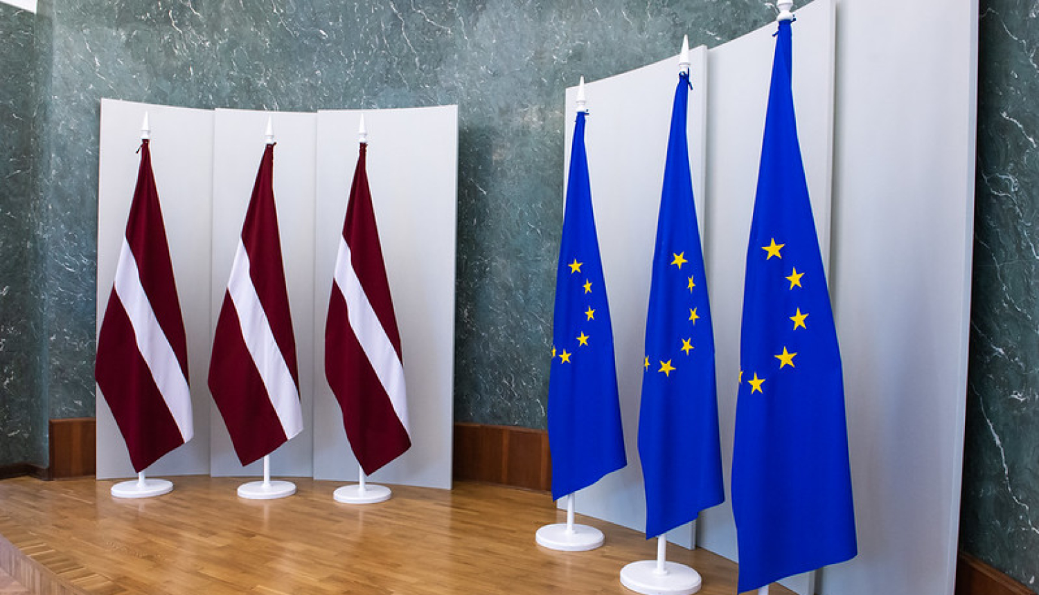Foto: Ministru kabineta zaļā zāle ar Latvijas un ES karogiem