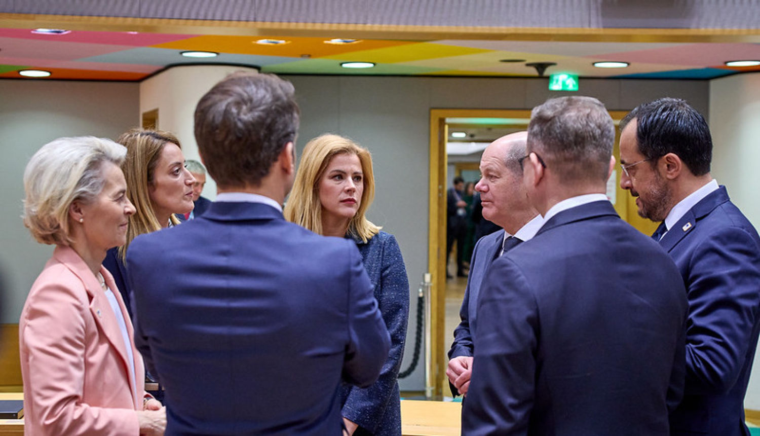 Ministru prezidente Evika Siliņa Briselē, Eiropadomē stāv kopā ar citu ES valstu līderiem. Bildē redzams Vācijas kanclers Olafs Šolcs, EK priekšsēdētāja Urzula fon der Leiena,  ES parlamenta prezidente Roberta Metsola. 