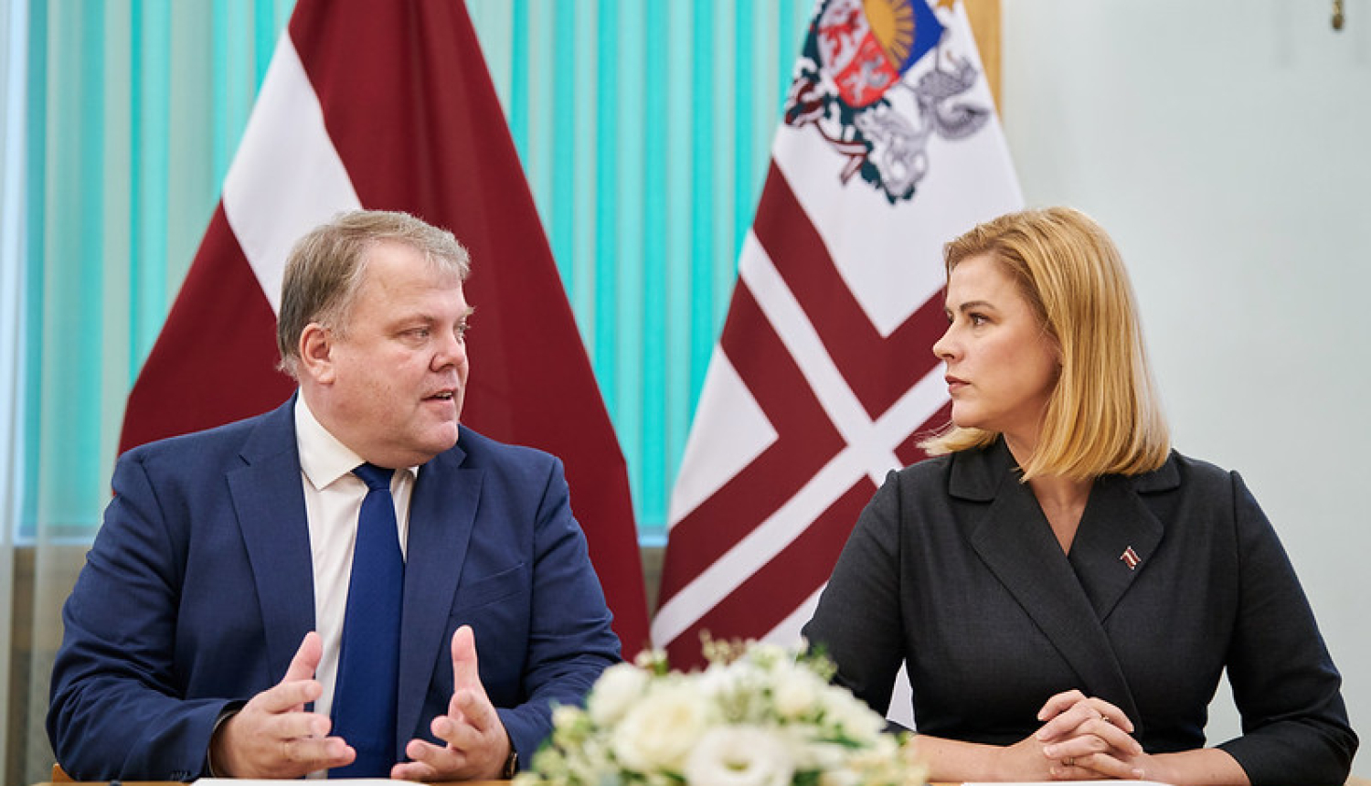 Ministru prezidente Evika Siliņa paraksta vienošanās un domstarpību protokolu ar pašvaldību savienību.