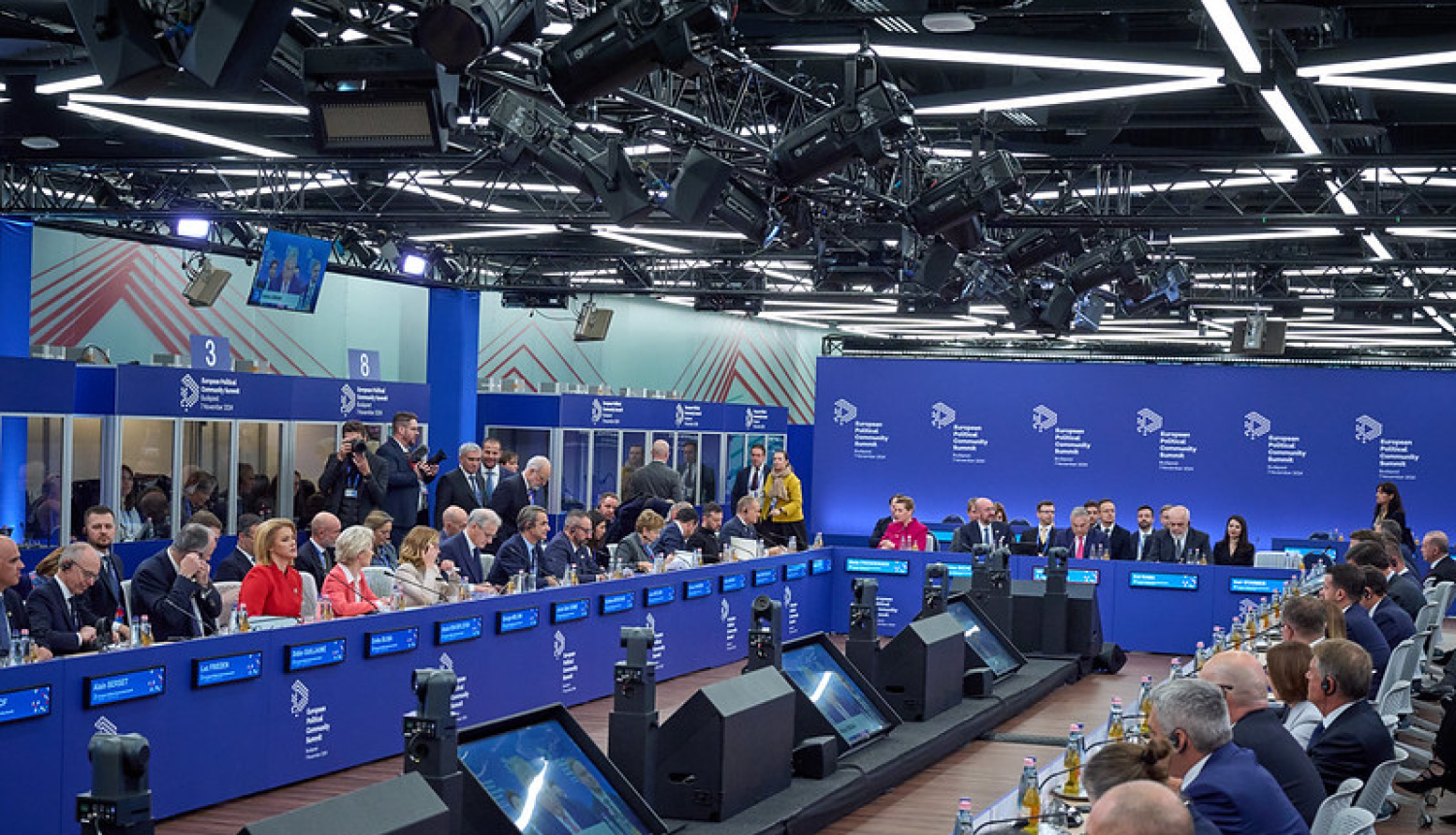 Foto no Eiropas Politiskās kopienas samita. Ministru prezidente Evika Siliņa un amatpersonas. 