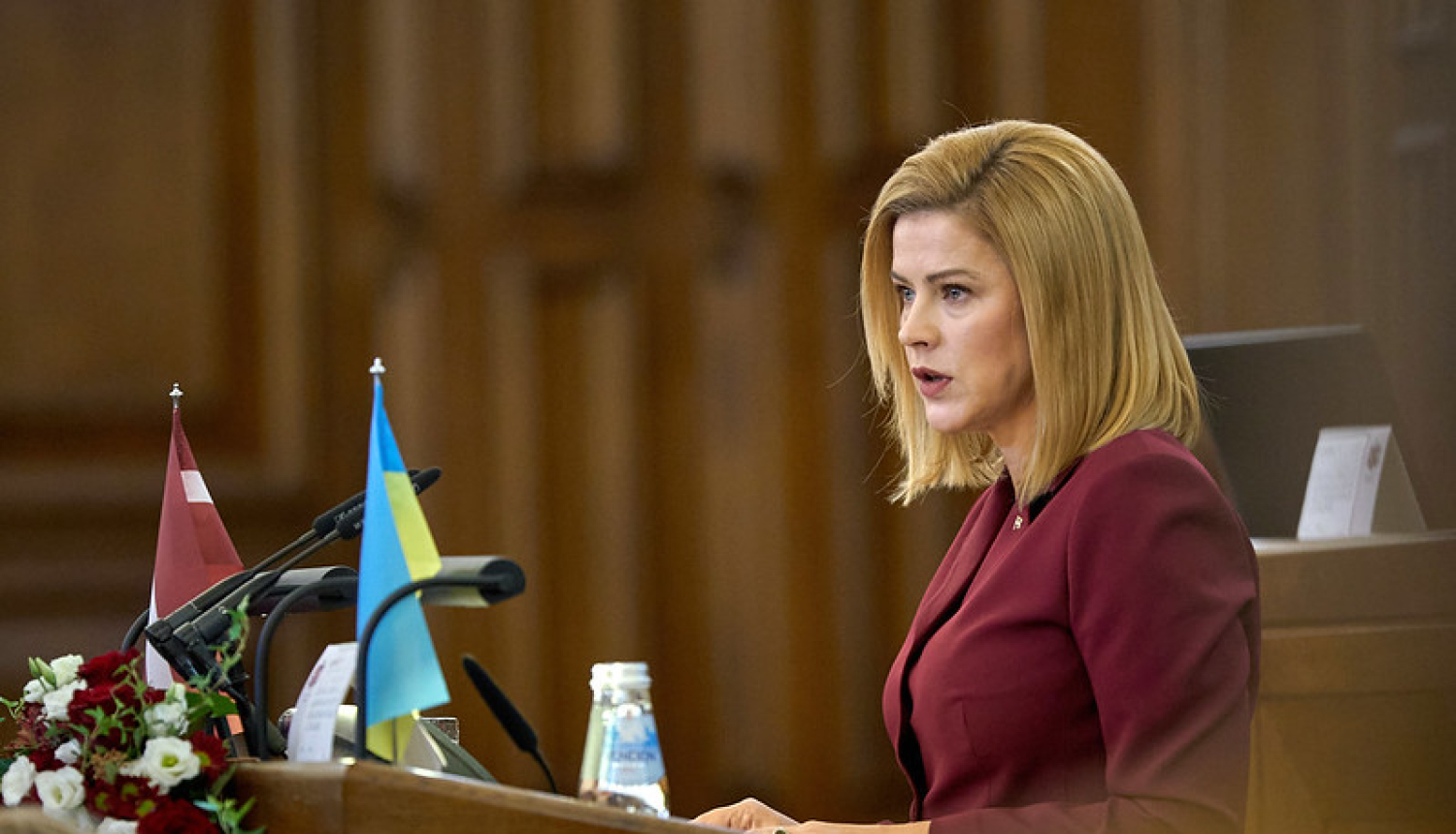 Ministru prezidente Evika Siliņa Saeimas sēžu zālē runā no tribīnes. 