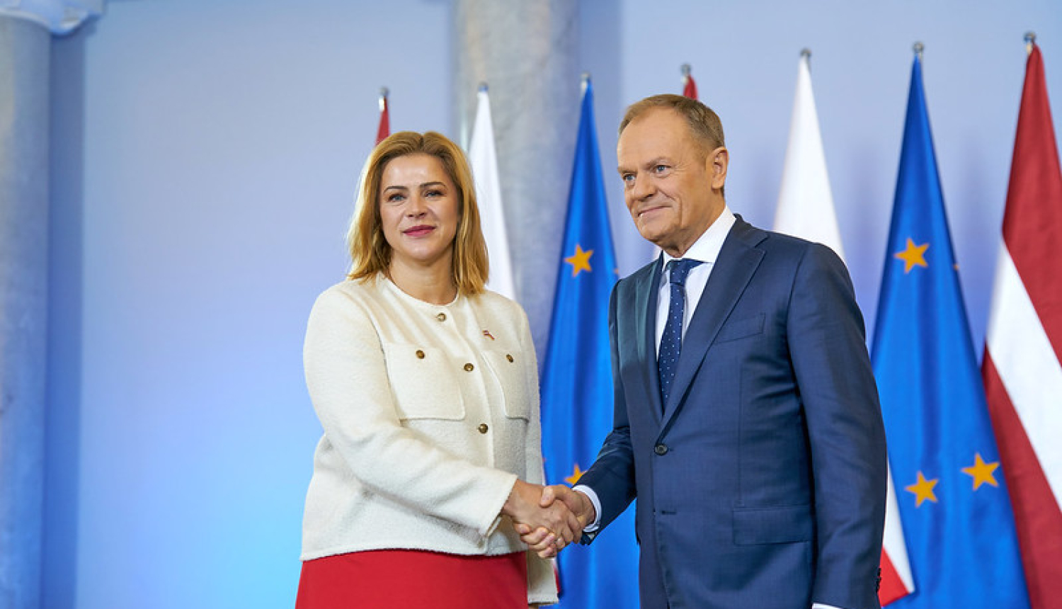 Ministru prezidente Evika Siliņa sarokojas ar Polijas premjerministru Donaldu Tasku. 