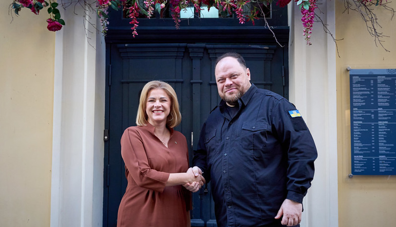 Ministru prezidente Evika Siliņa tiekas ar Ukrainas Augstākās Radas priekšsēdētāju Ruslanu Stefančuku. Abas amatpersonas sasveicinās ar rokas spiedienu. 