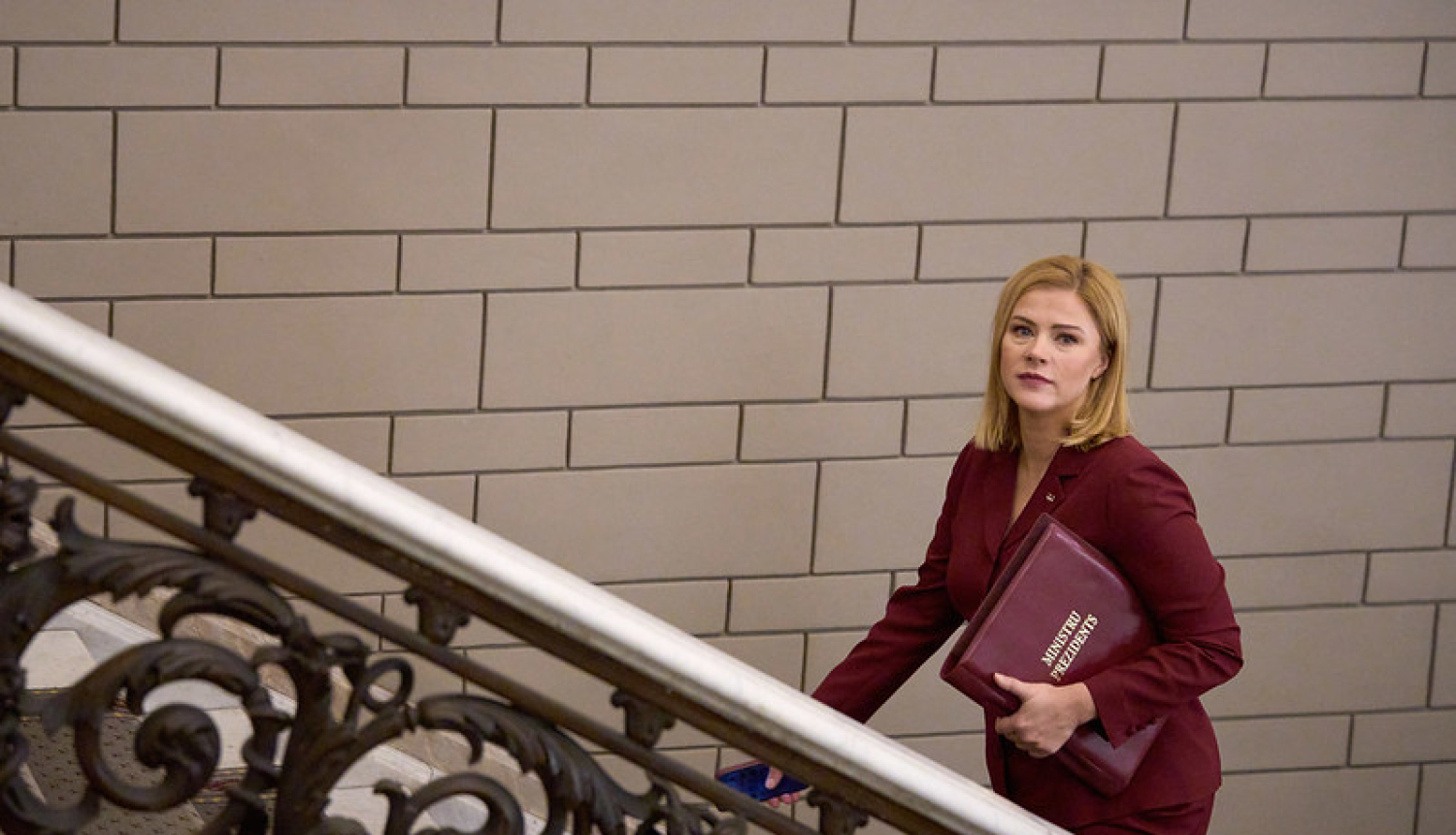 Ministru prezidente Evika Siliņa Saeimas ēkā kāpj pa trepēm. 